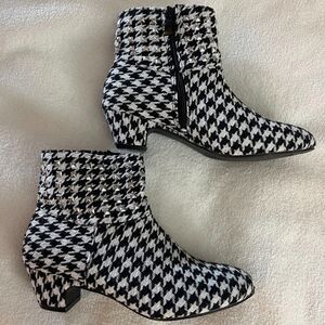 Masseys Women's Ankle Boots Size 7.5 Black White Houndstooth Studs Kitten Heel